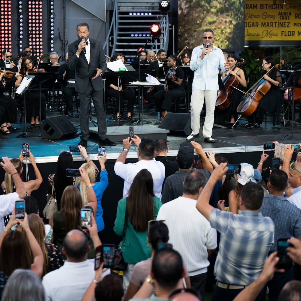 el concierto “La isla en vivo”, bajo la dirección de Ángel "Cucco" Peña, a la izquierda, se llevó a cabo en la plazoleta del Distrito T-Mobile. Durante algunas canciones en el concierto, el cantante Norberto Vélez, a la derecha, acompañó a los músicos.