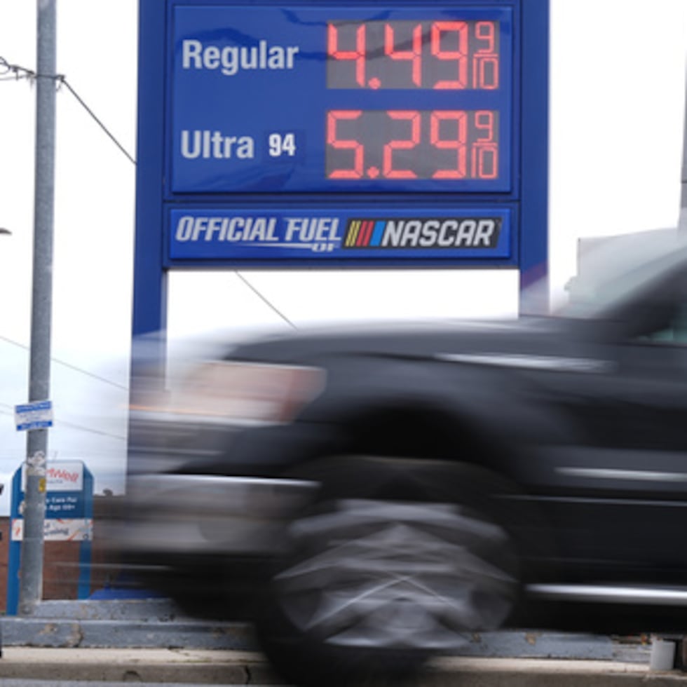 Un vehículo pasa junto a un tablón de precios de la gasolina en una gasolinera de Filadelfia.