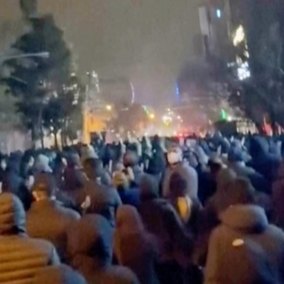 Esta imagen tomada de un video publicado en redes sociales muestra a manifestantes en las calles de Teherán.
