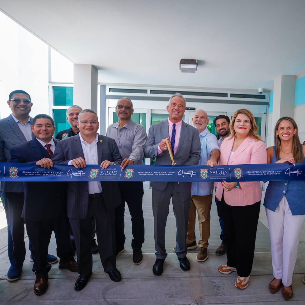U.S. Secretary of Health and Human Services (HHS) Robert F. Kennedy Jr., along with Governor Jenniffer González and several government officials, inaugurates the hospital in Vieques.