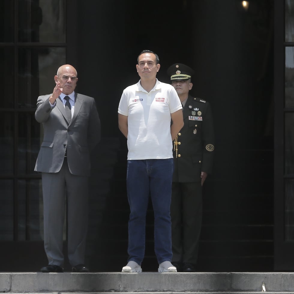 El presidente interino de Perú, José Jeri, a la derecha, es fotografiado a través de una puerta junto al primer ministro Ernesto Álvarez durante la ceremonia de cambio de guardia en el palacio de gobierno en Lima, Perú, el martes 17 de febrero de 2026.