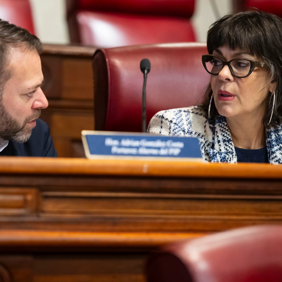 Arriba, los senadores del PIP, Adrián González Costa y María de Lourdes Santiago.