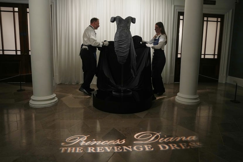 El vestido se hizo tan famoso que el año pasado se presentó en un museo de París una réplica en cera a tamaño real de Diana con él puesto.
