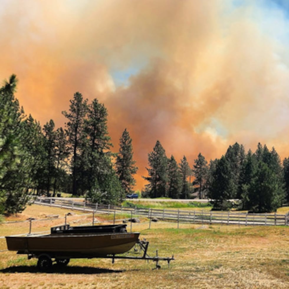 Una nube de humo provocada por el incendio "Upriver", el 16 de junio de 2026, cerca de Spokane, en el estado de Washington. (Scott Crawford vía AP)