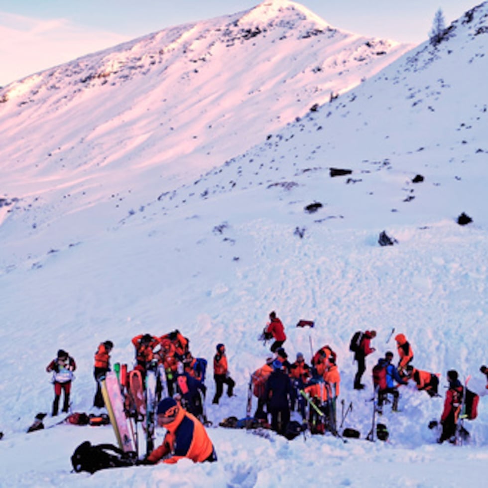 En esta foto proporcionada por el Bergrettung Pongau (Rescate de Montaña Pongau), los rescatistas buscan personas después de una avalancha en la región de Salzburgo, en el oeste de Austria.