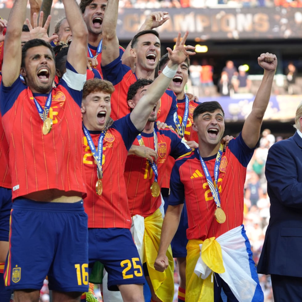 Los jugadores de España, de izquierda a derecha, celebran junto al presidente Donald Trump y al presidente de la FIFA, Gianni Infantino, al concluir la final de la Copa Mundial de la FIFA entre España y Argentina.