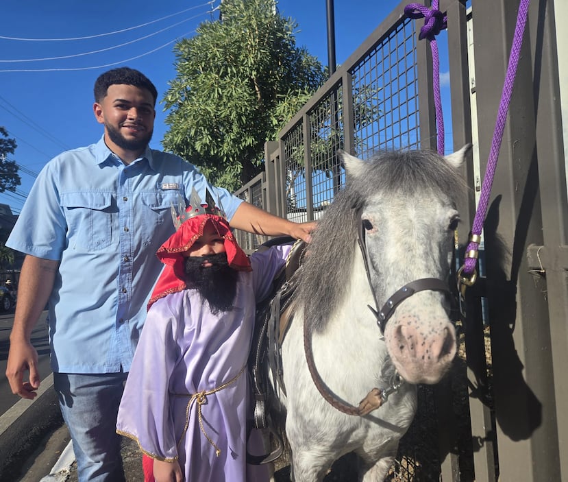 Julio Morales Renovales y su sobrino Elías en la Fiesta de Reyes de Juana Díaz.