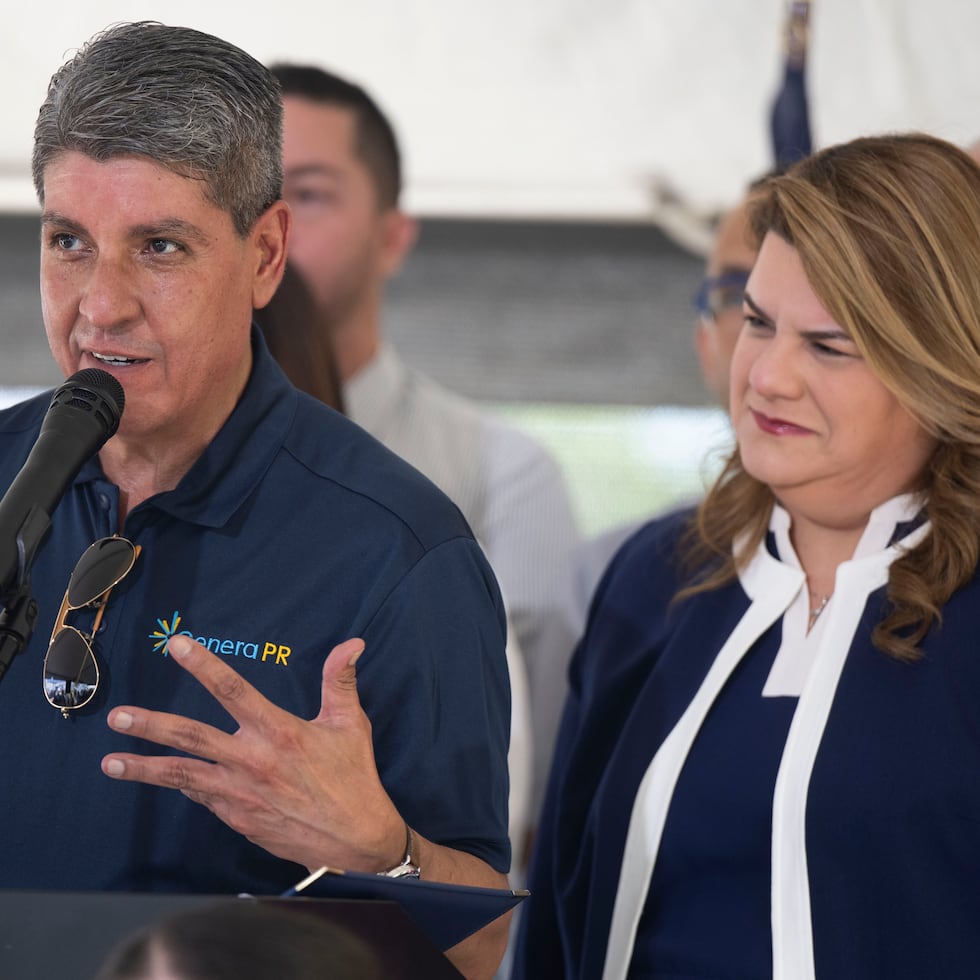 Al conocerse la nueva tarifa base, la gobernadora Jenniffer González, en la foto junto al portavoz de Genera PR, Iván Báez, celebró que no resultara en un aumento general para los abonados.