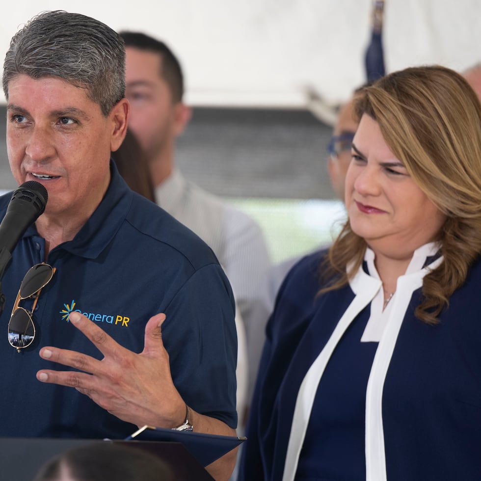 Iván Báez, portavoz del operador de la flota generatriz, junto a la gobernadora Jenniffer González.