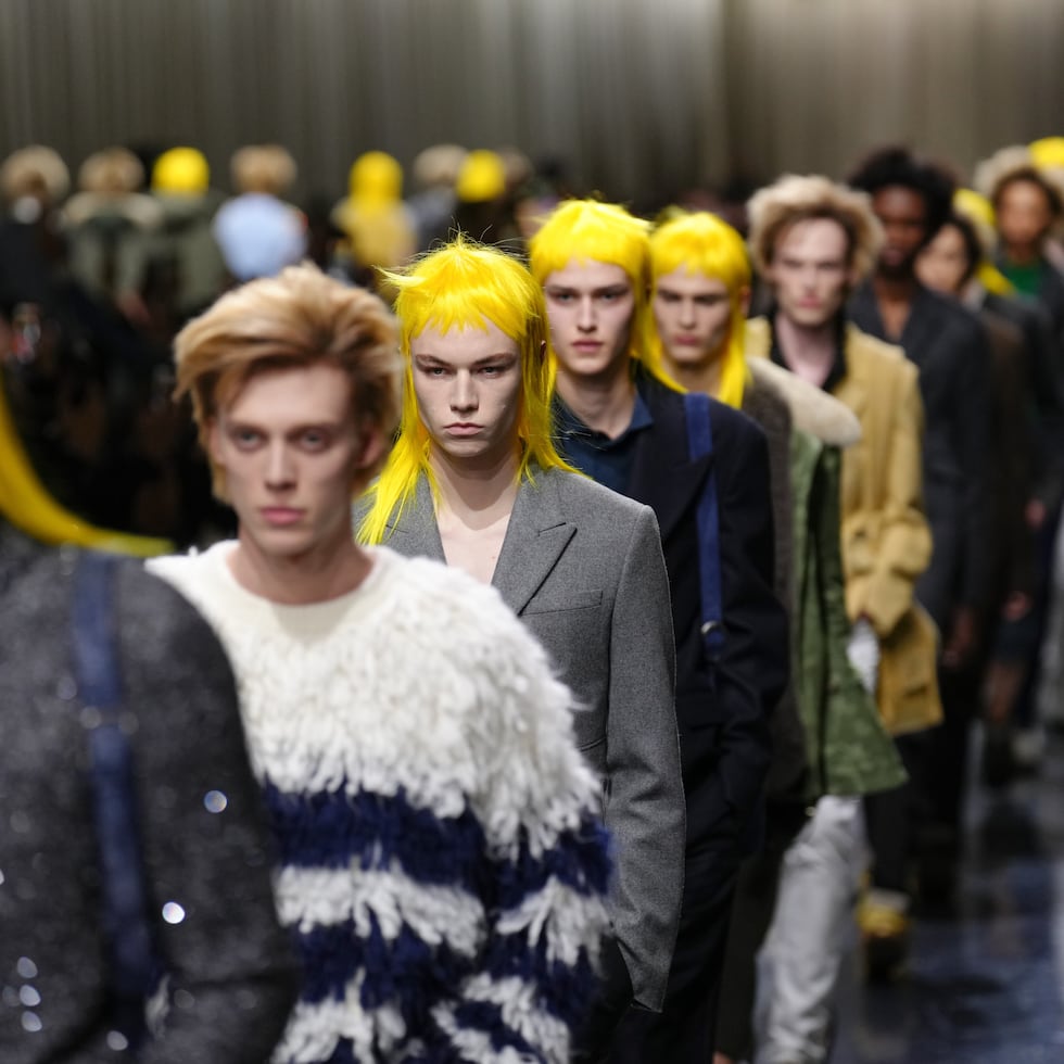 Según la firma, las pelucas ayudaron a borrar fronteras entre géneros, épocas y roles, reforzando el mensaje de fluidez y libertad personal que marcó la colección.