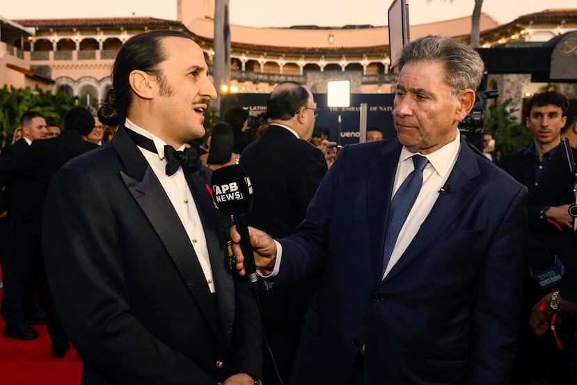 Fotografía cedida por The Embassy of Nature (TEON) que muestra al VI Marqués de Lises, Luis Felipe Fernández-Salvador y Campodónico (i), hablando en la primera edición de la Hispanic Prosperity Gala 2026 este miércoles, en el Club Mar-a-Lago en Palm Beach, Florida (EE.UU.). EFE/ The Embassy Of Nature (TEON)