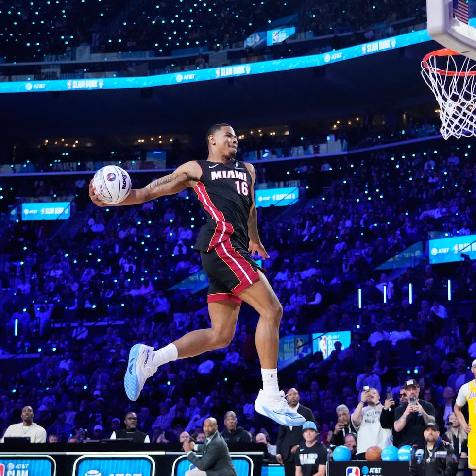 Keshad Johnson salta para completar uno de los donqueos en la competencia.