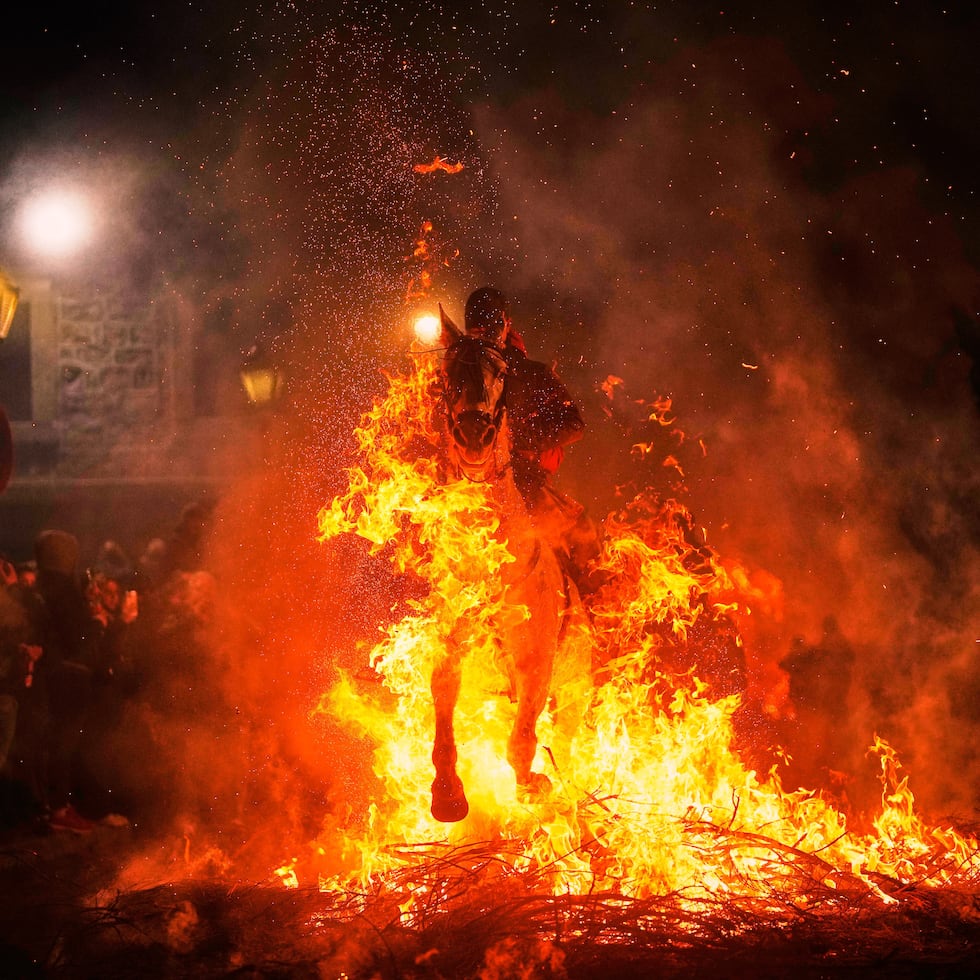 Pese a las críticas de grupos defensores de los derechos de los animales, el espectáculo de caballos y fuego atrae cada año a multitudes fieles.