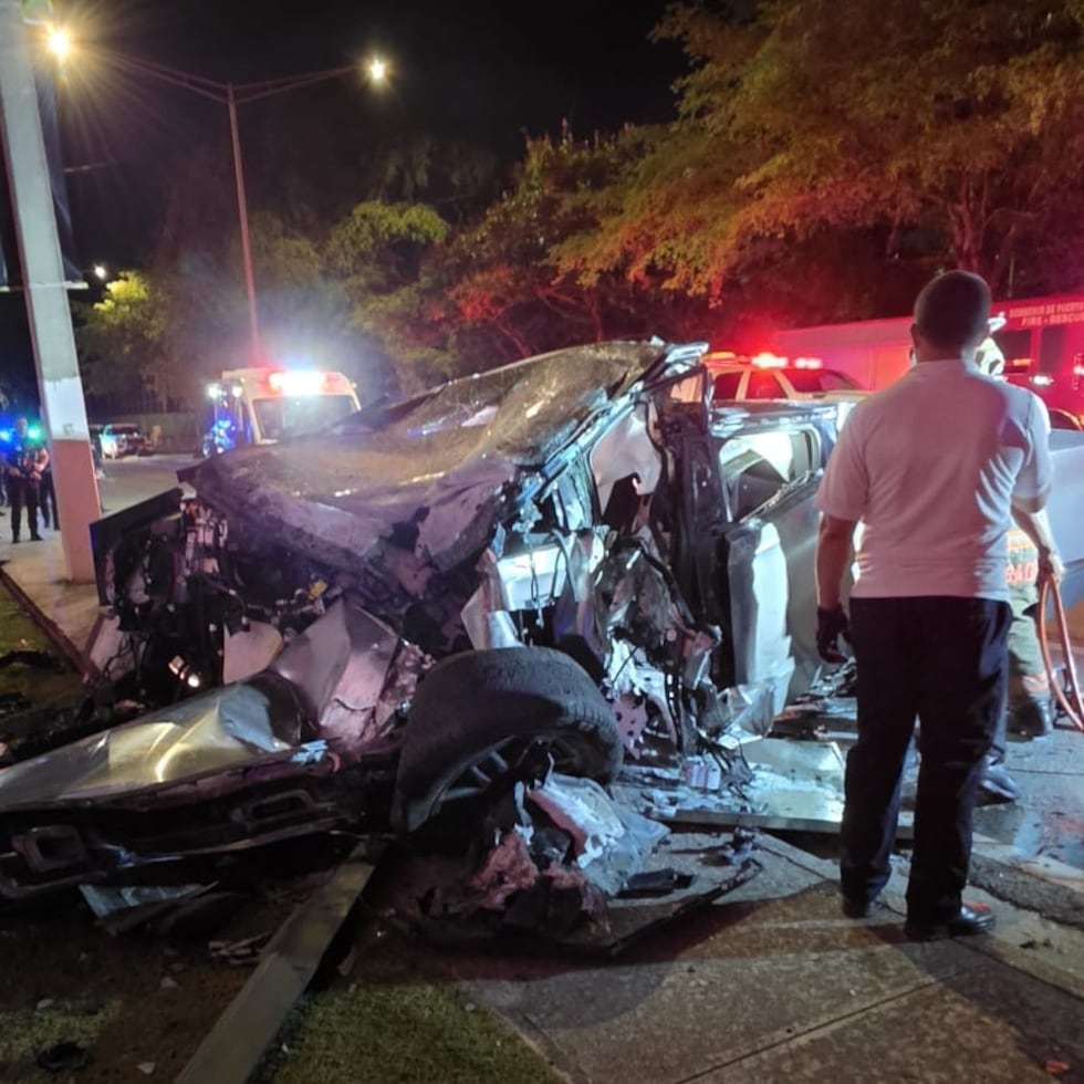 Dos jóvenes murieron y tres resultaron heridos en un accidente en el kilómetro 0.8 de la avenida Alfonso Valdez Cobián, en Mayagüez.