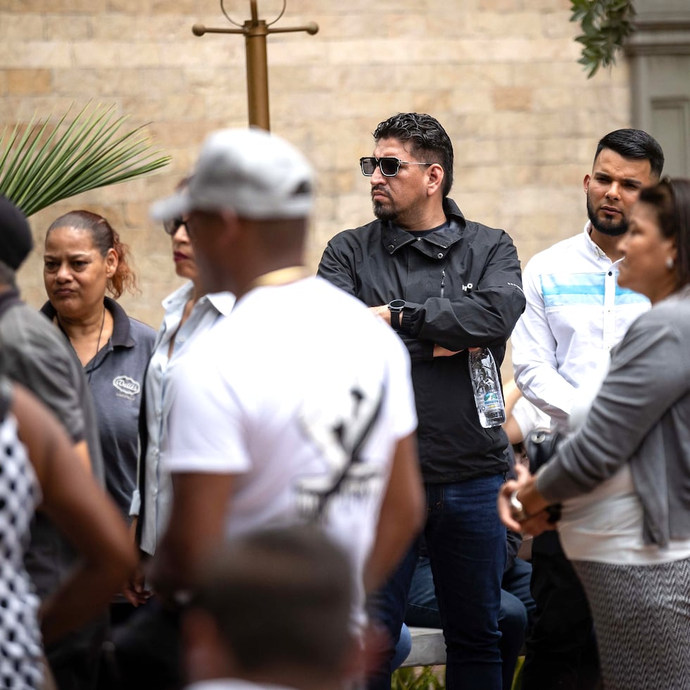 Vista general de un grupo de personas que asistió al funeral de Yordy Paredes, quien falleció en los terremotos del pasado 24 de junio, en Caracas (Venezuela). EFE/Ronald Peña
