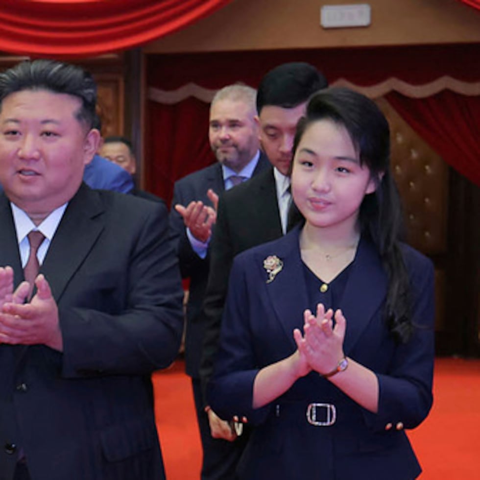 En esta imagen, distribuida por el gobierno norcoreano, el líder de Corea del Norte, Kim Jong Un (centro), y su hija, llegan al Gran Teatro de Pyongyang Oriental, en Pyongyang, Corea del Norte, el 29 de junio de 2025. Periodistas independientes no tuvieron acceso a la cobertura del evento mostrado en esta imagen distribuida por el gobierno norcoreano.