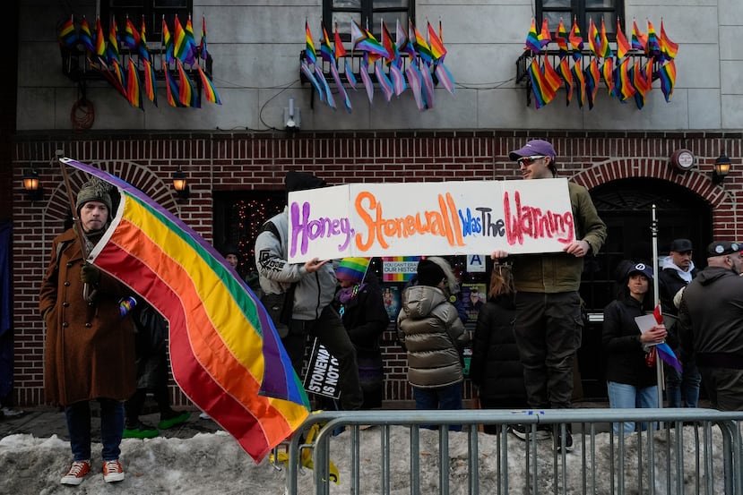 La gente se manifiesta frente al Stonewall Inn después de que políticos y activistas neoyorquinos izaran una bandera arcoíris en un asta en el parque Christopher, al otro lado de la calle, el jueves 12 de febrero de 2026, en Nueva York, pocos días después de que el Servicio de Parques Nacionales la retirara para cumplir con las directrices de la administración Trump. (Foto AP/Yuki Iwamura)