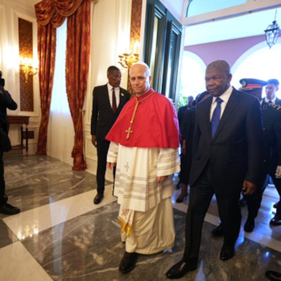 El papa León XIV es recibido por el presidente angoleño João Lourenço.