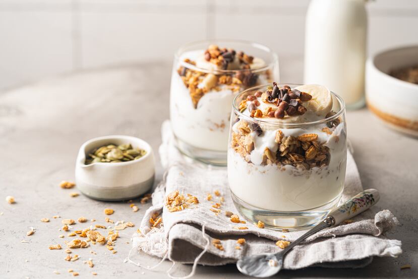 Yogur griego con frutas y granola
