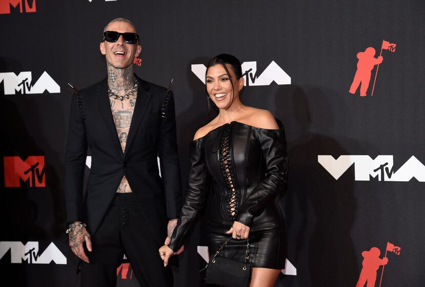 Travis Barker, izquierda, y Kourtney Kardashian, a la derecha, se comprometieron en una íntima ceremonia el domingo, 17 de octubre, en Montecito, California.