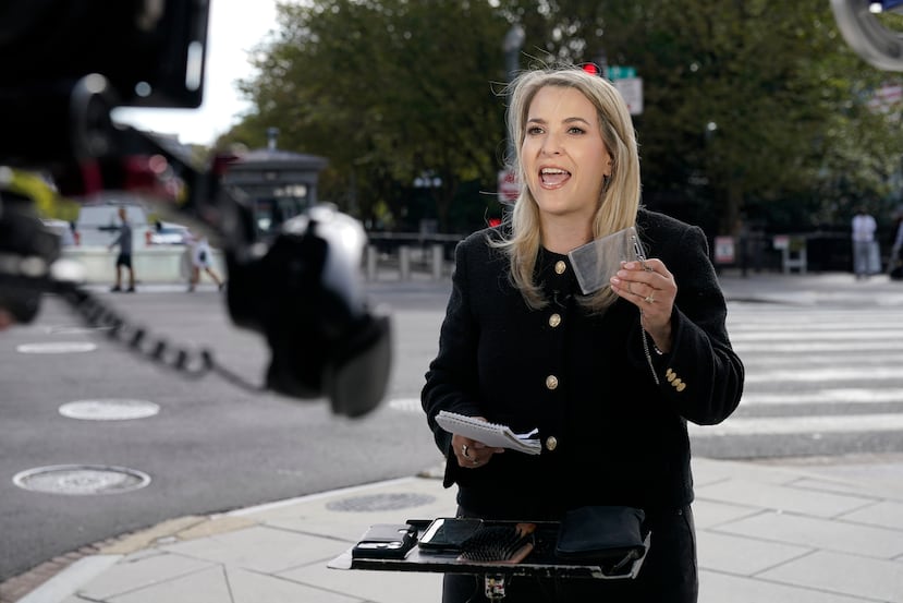 Betsy Klein, reportera sénior de CNN asignada a la Casa Blanca, muestra un portacredenciales vacío mientras informa cerca del complejo de la Casa Blanca, tras habérsele confiscado su credencial a raíz de la prohibición impuesta por el presidente Donald Trump a CNN, MS NOW y Politico, el sábado 19 de septiembre de 2026, en Washington. (Foto AP/Jose Luis Magana)