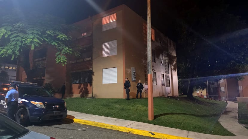 De acuerdo con el coronel Carlos Cruz, sobre 80 oficiales policiacos llegaron al complejo de vivienda pública para diligenciar cuatro órdenes de allanamiento.