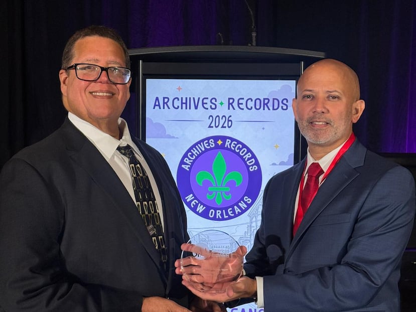 Julio Quirós, archivista principal (izquierda), y Javier Alemán, director ejecutivo de la Fundación Luis Muñoz Marín, recibieron el Premio al Servicio Distinguido 2026 de la Sociedad Americana de Archivistas, en reconocimiento a la aportación de la Fundación a la preservación y divulgación del patrimonio documental de Puerto Rico.