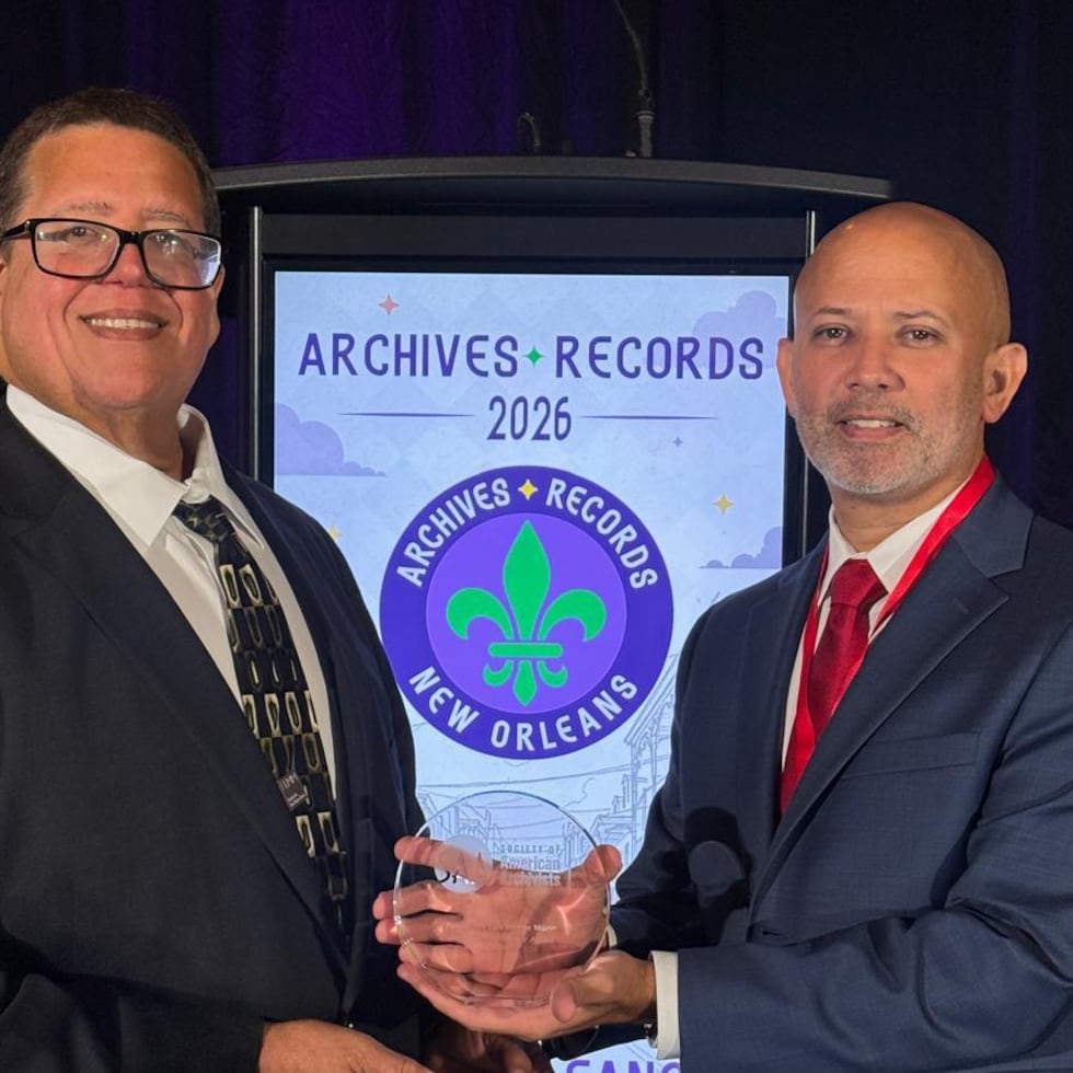 Julio Quirós, archivista principal (izquierda), y Javier Alemán, director ejecutivo de la Fundación Luis Muñoz Marín, recibieron el Premio al Servicio Distinguido 2026 de la Sociedad Americana de Archivistas, en reconocimiento a la aportación de la Fundación a la preservación y divulgación del patrimonio documental de Puerto Rico.
