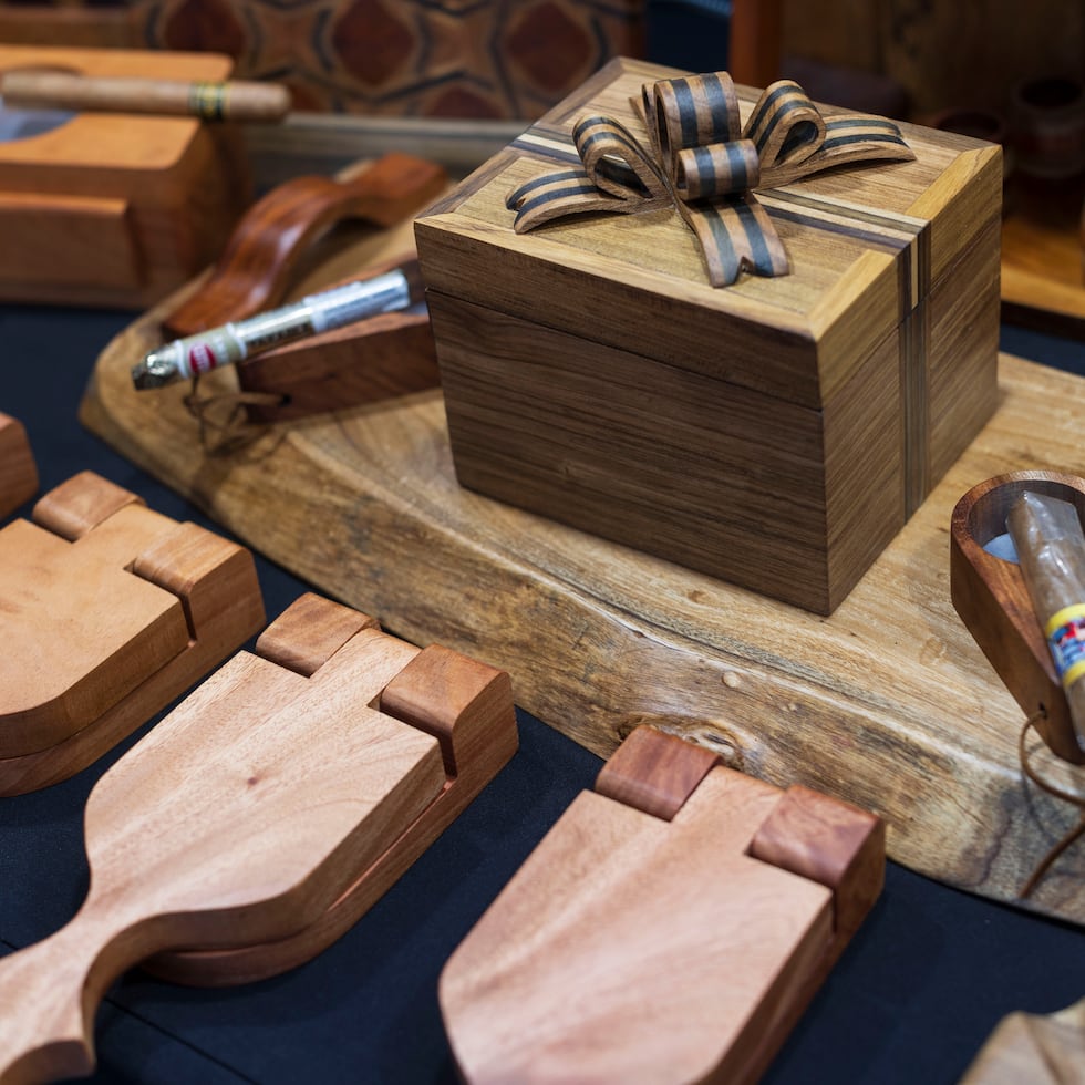 Artesanos que participan en la Feria Anual de Artesanías de Plaza las Américas.