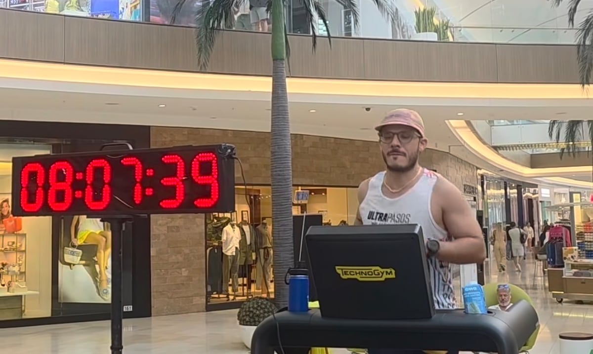 Atleta logra correr por 12 horas sin parar en una trotadora en The Mall of San Juan por una buena causa