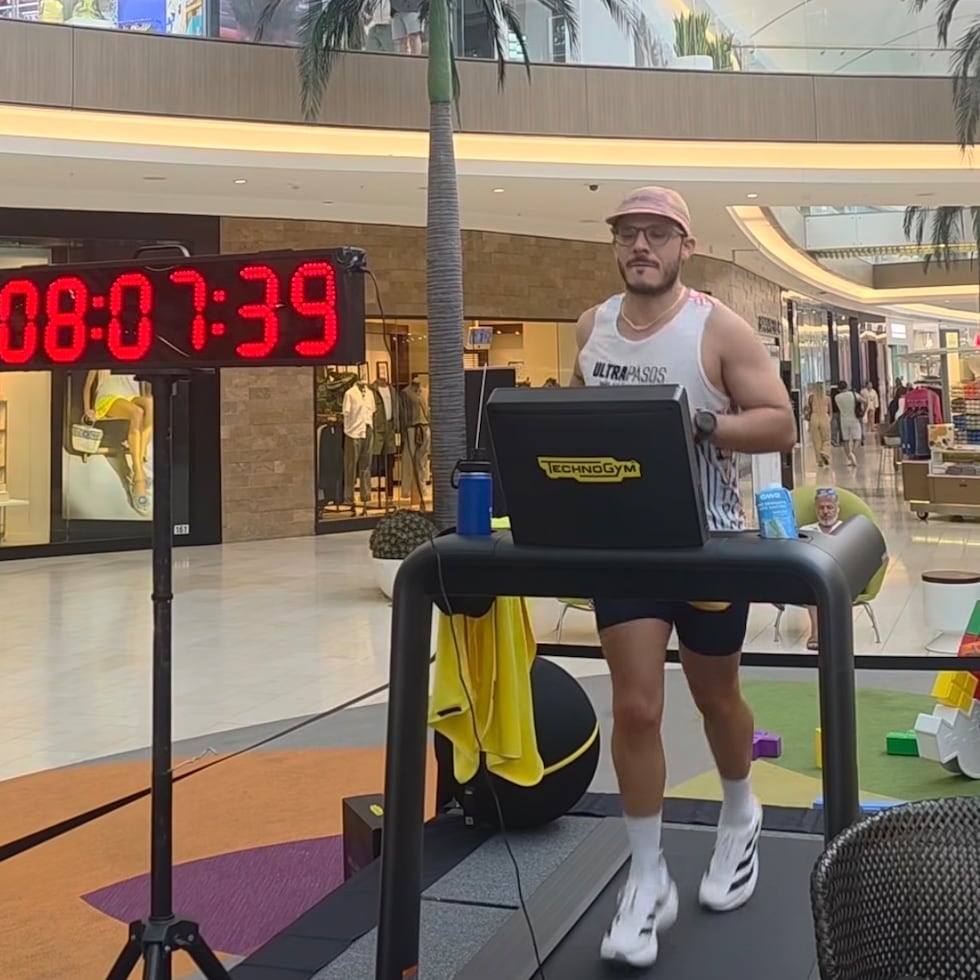 David Babilonia Acosta mientras logra correr durante 12 horas en The Mall of San Juan.