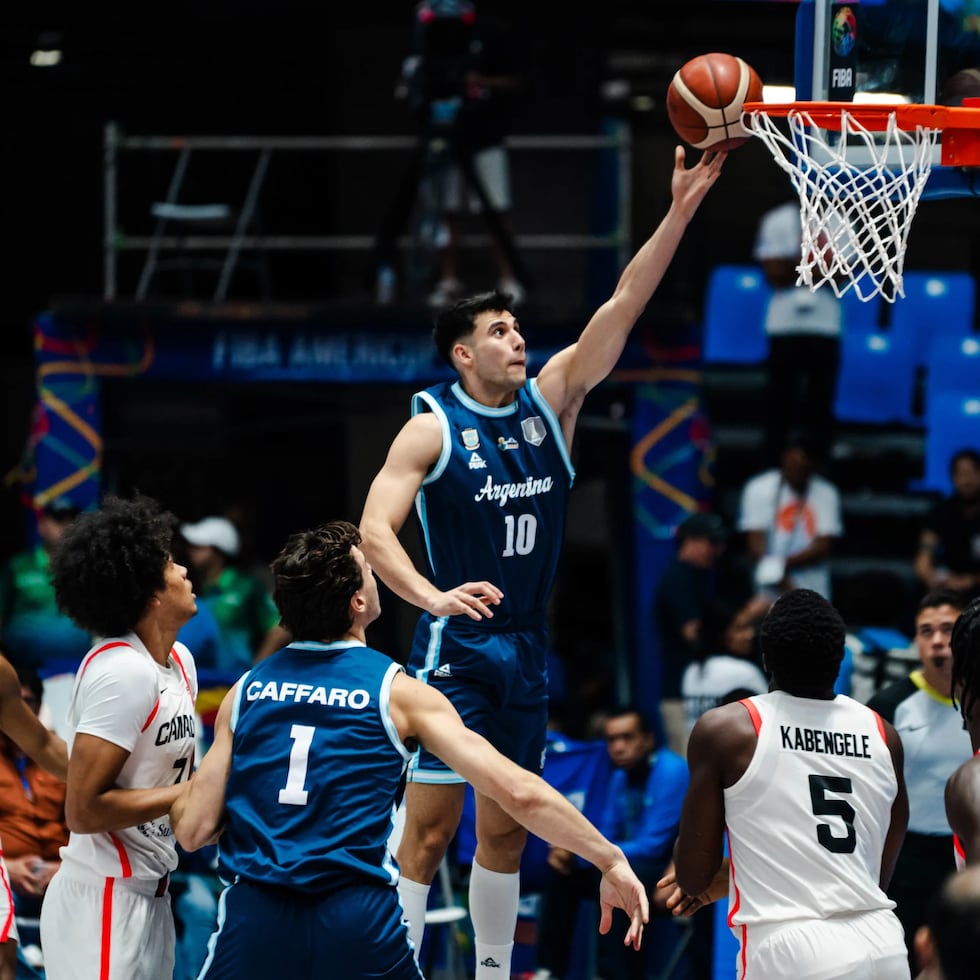 Gonzalo Corbalán, de Argentina, se apresta a anotar contra Canadá durante las semifinales del AmeriCup.