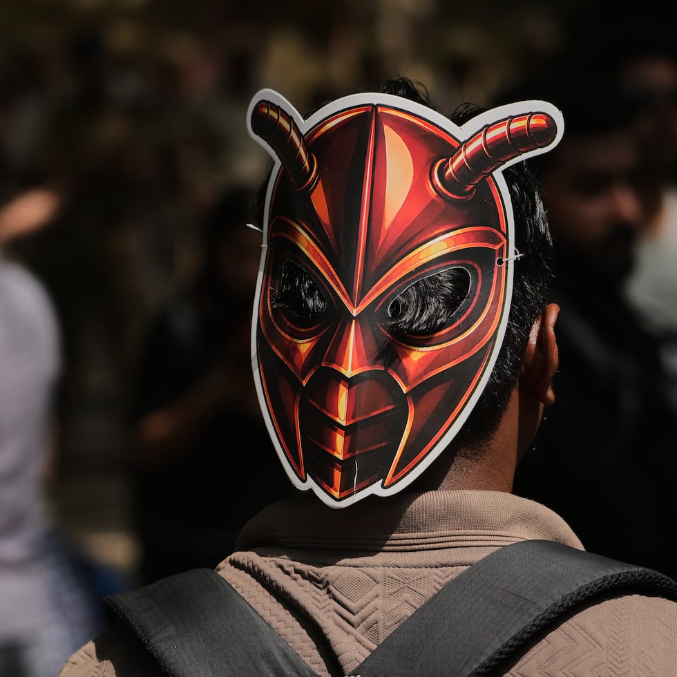 Un manifestante con una máscara de cucaracha en una protesta en Nueva Delhi.