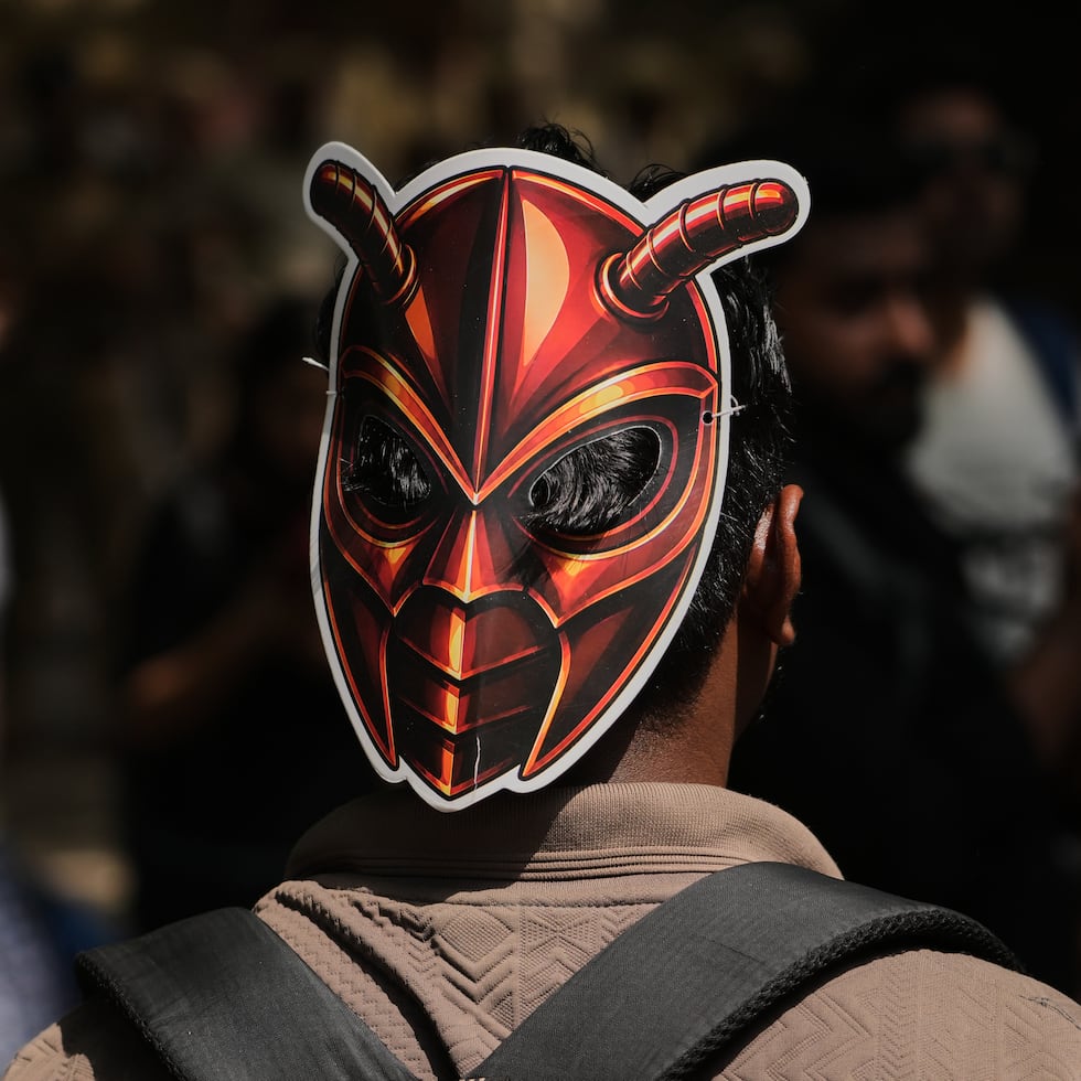 Un manifestante con una máscara de cucaracha en una protesta en Nueva Delhi .