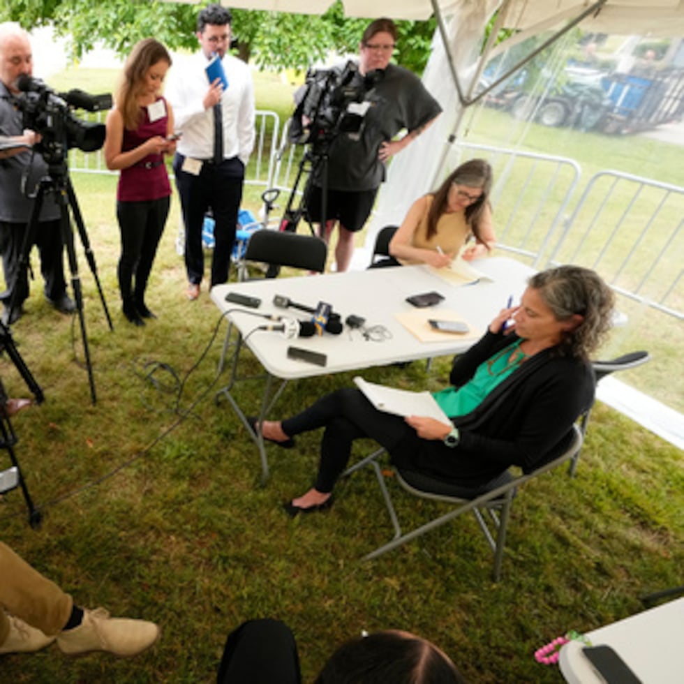 Maria DeLiberato, a la derecha, abogada del condenado a muerte Tony Von Carruthers, habla con los periodistas después de que se suspendiera la ejecución de Carruthers porque no se pudo encontrar una vena adecuada, tal y como exige el protocolo de ejecución por inyección letal, el jueves 21 de mayo de 2026, en Nashville, Tennessee.