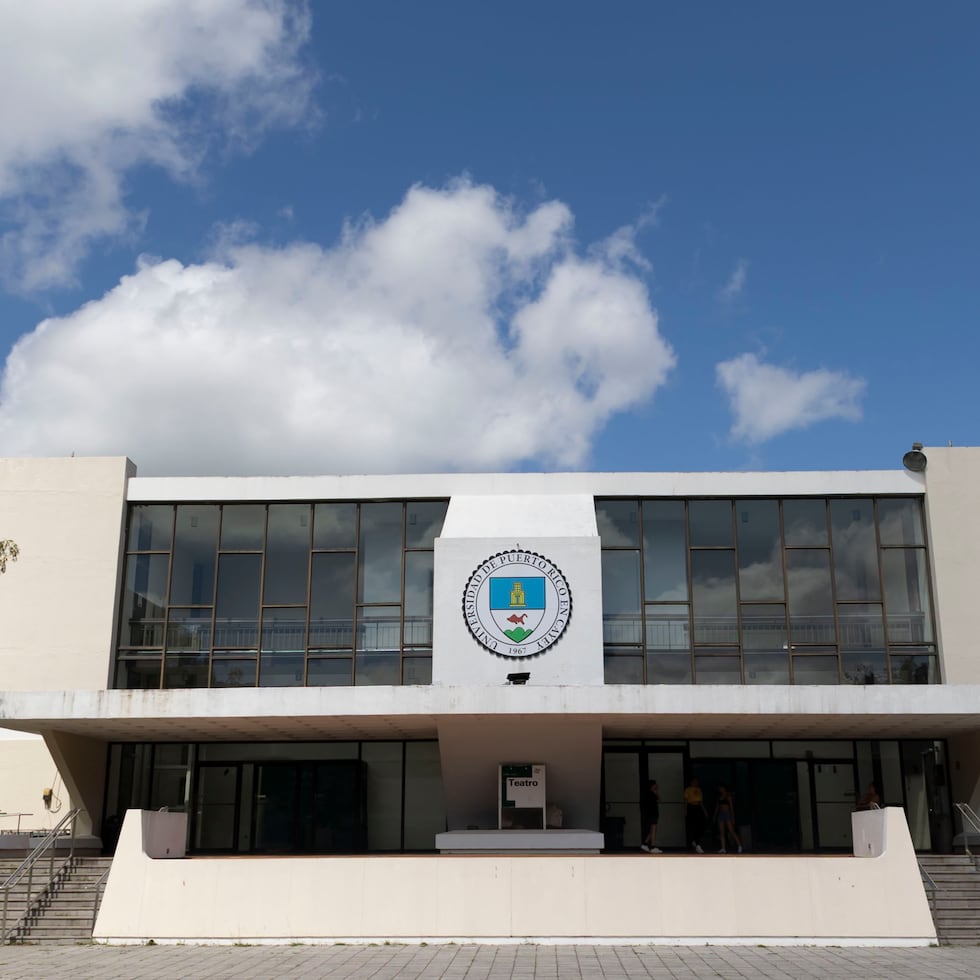 El recinto de Cayey de la UPR lleva paralizado desde el lunes de la semana pasadsa, en la foto, el teatro de esa institución.