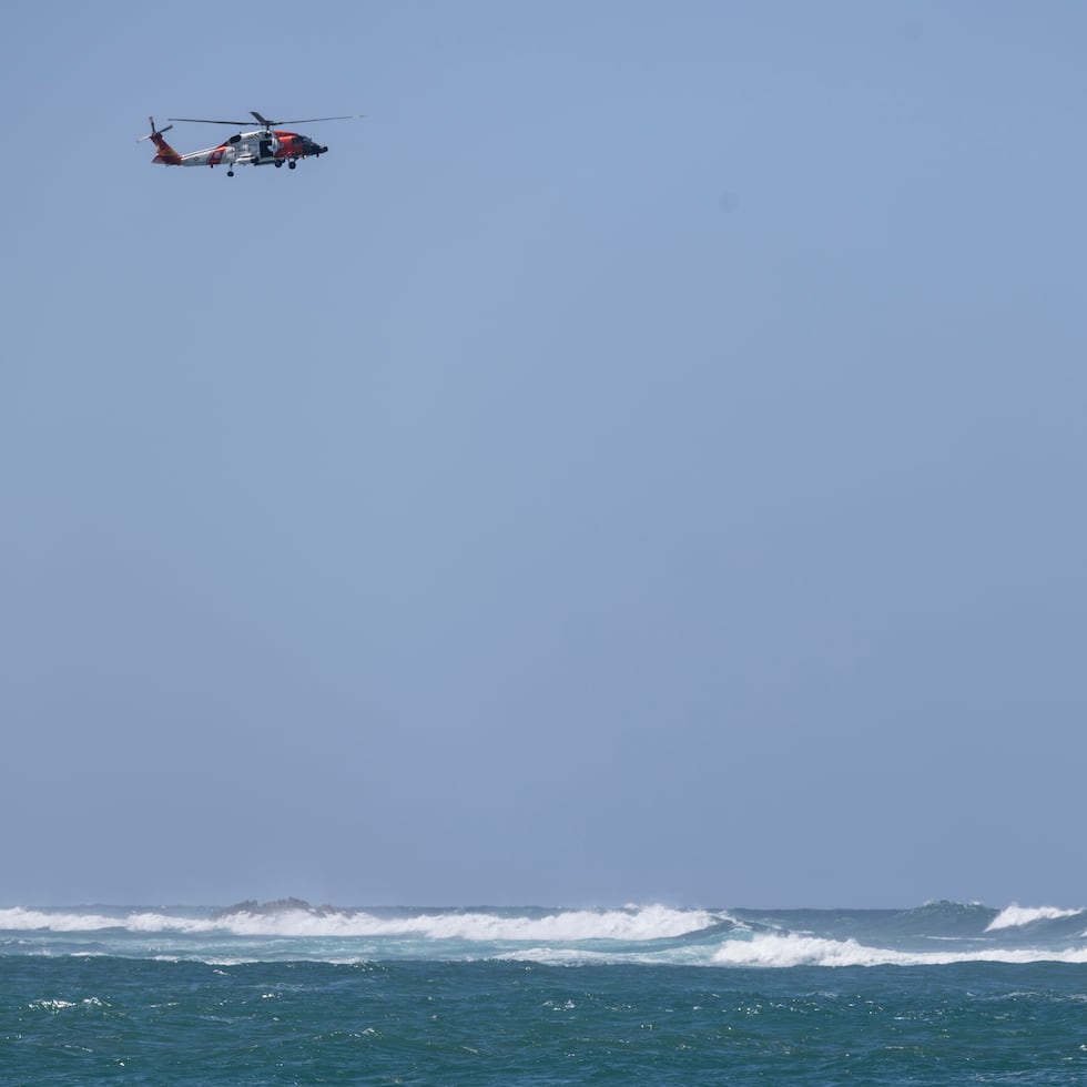 Las autoridades buscan a un hombre que fue arrastrado por las fuertes corrientes en Vega Baja.