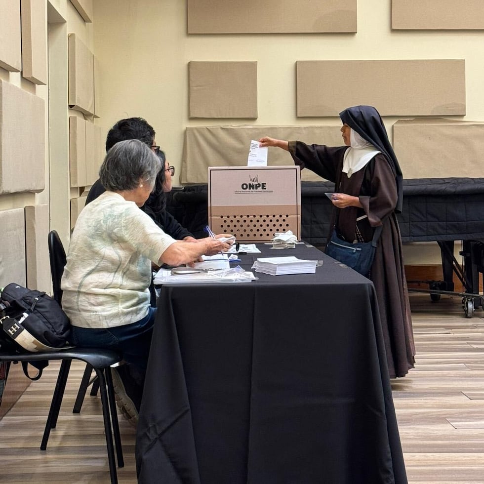 Los peruanos en Puerto Rico emitieron su voto para el segunda vuelta presidencial en el Conservatorio de Música, en San Juan.