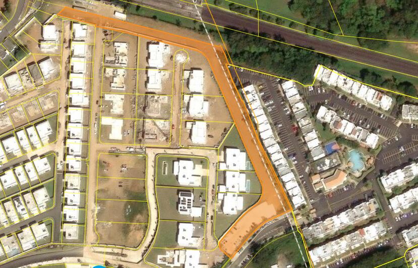 En anaranjado, esta captura del catastro digital destaca el terreno de 1,85 cuerdas que VRM cedió a Valles de Torrimar, ubicada a la derecha. A la izquierda, se observa una de las fases de Riviera en construcción.