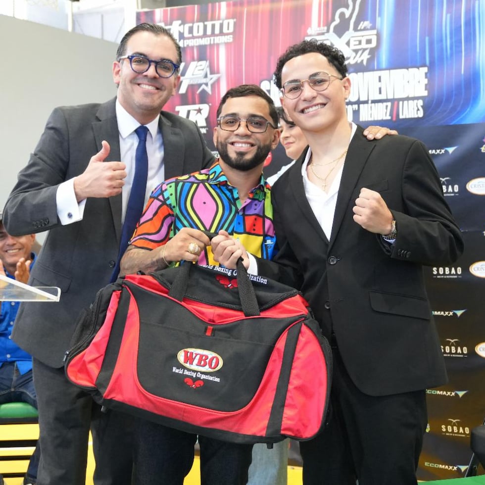 Malik Quiñones (derecha) fue acompañado por el presidente de la OMB, Gustavo Olivieri (izquierda), y el campeón mundial Oscar Collazo (al centro).