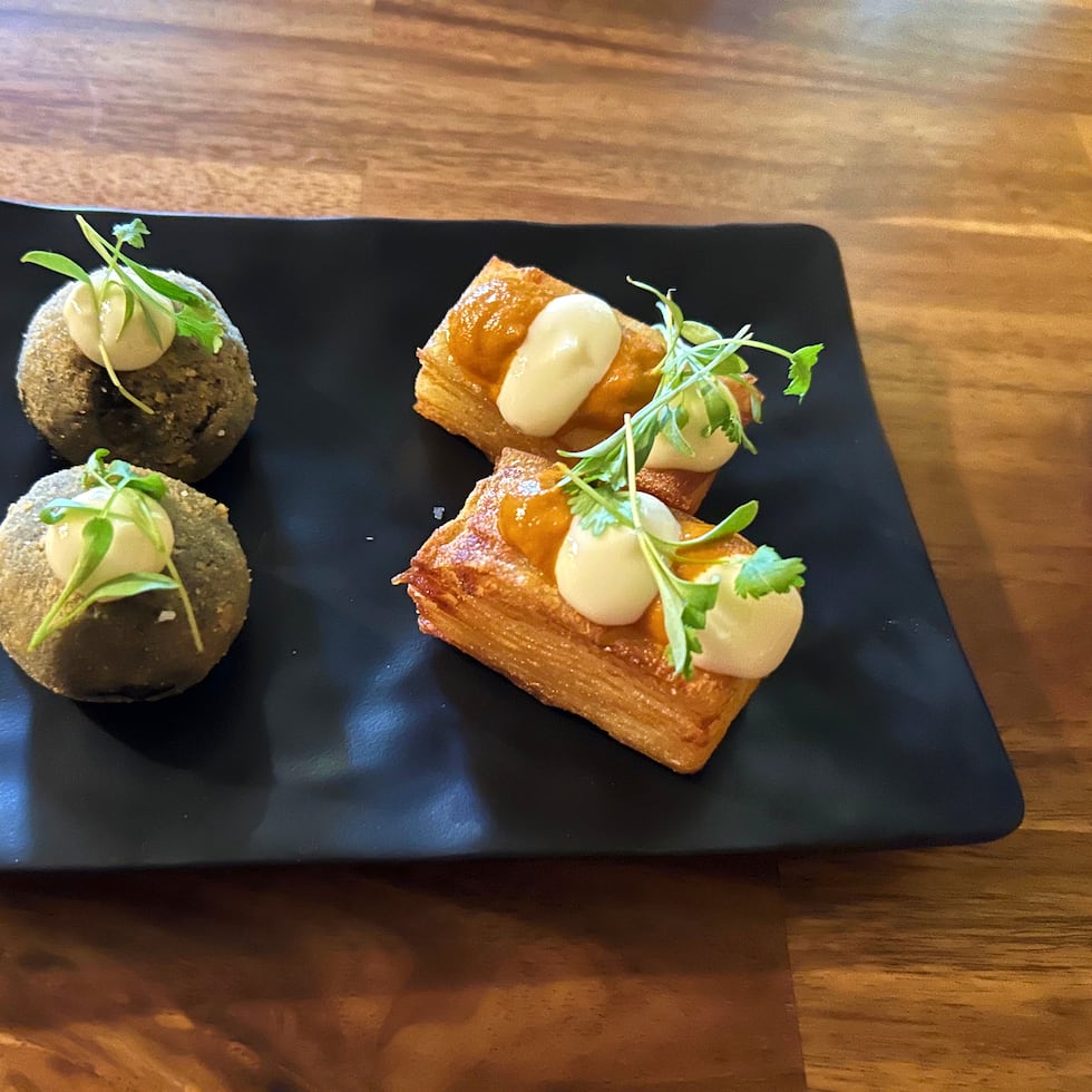 La ganadora a la Mejor tapa por jurado fue fueron las patatas bravas hojaldradas con alioli y salsa brava, a la derecha, confeccionadas en el restaurante El Gato de Lavapiés, en Hato Rey. A la izquierda, croquetas de pulpo, del mismo restaurante.