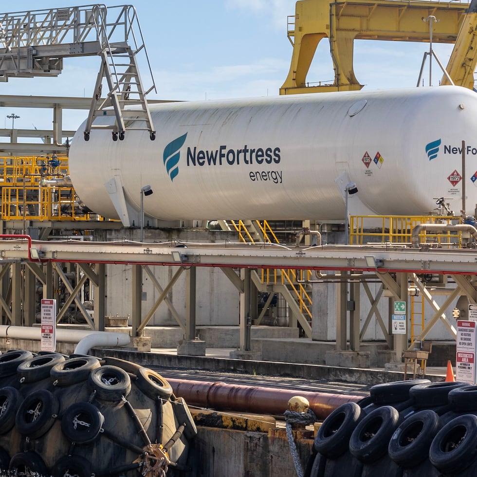 NFE administra el terminal de procesamiento de gas natural en la bahía de San Juan, mediante un contrato arrendamiento que se extiende hasta 2038.