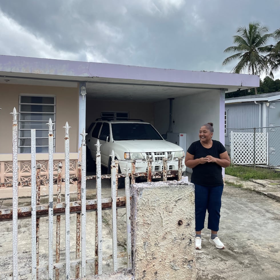 Shadie Ríos, residente en el barrio Planas, de Isabela, fue una de las beneficiarias del programa de placas solares del Departamento de Energía.