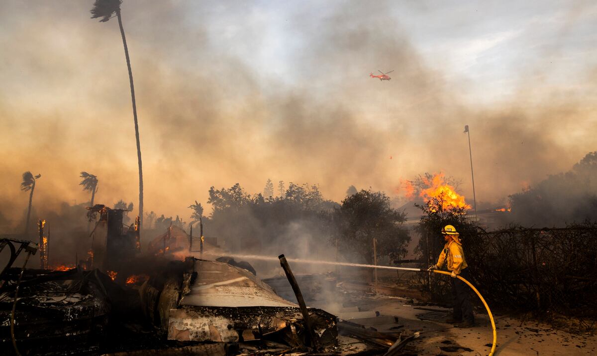 Vientos más débiles ayudan a bomberos a combatir incendio forestal en ...