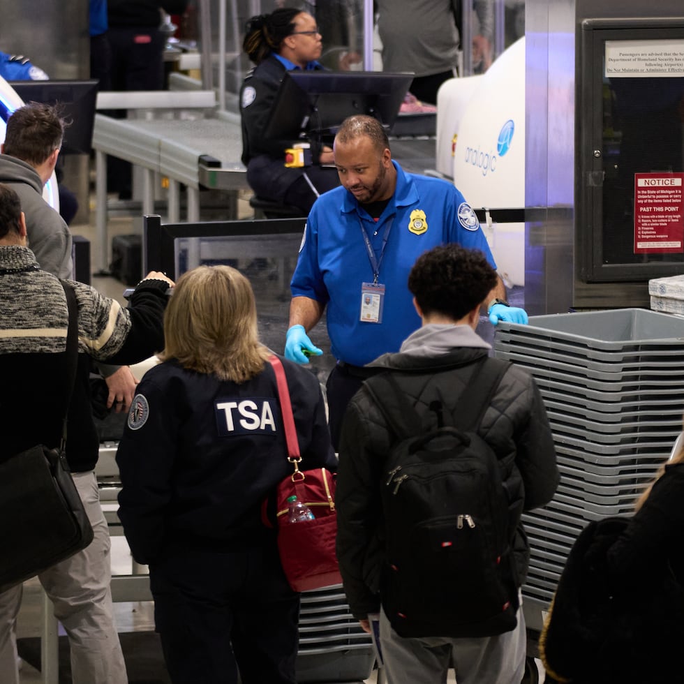 Viajeros esperan para pasar un control de seguridad en el Aeropuerto Metropolitano del Condado de Wayne de Detroit.