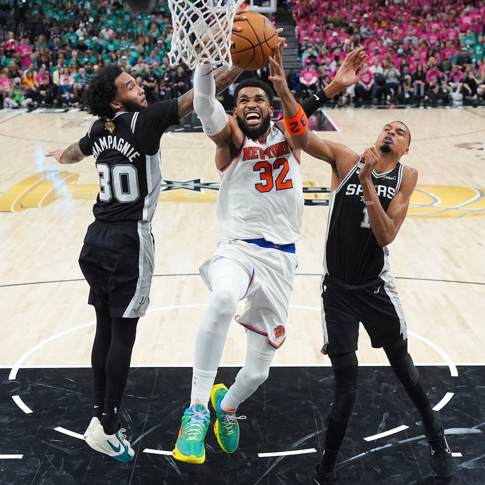 Karl-Anthony Towns (32) cobrará $57 millones esta temporada con los Knicks.