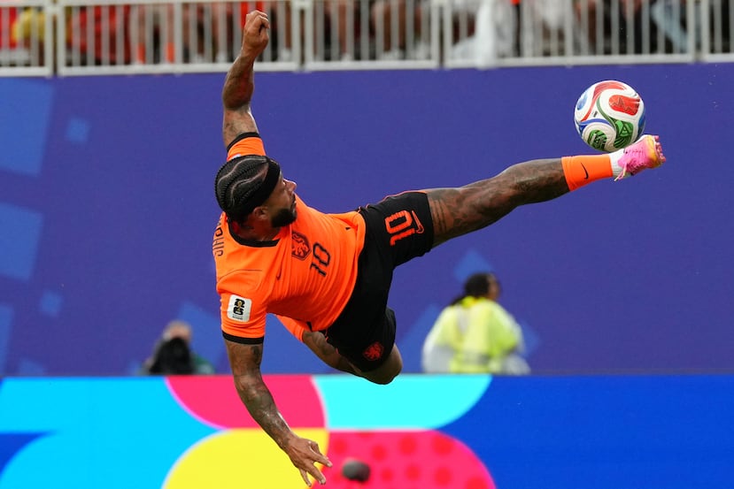 Memphis Depay, de Países Bajos, remata frente a Túnez en el cotejo mundialista del jueves 25 de junio de 2026 en Kansas City.