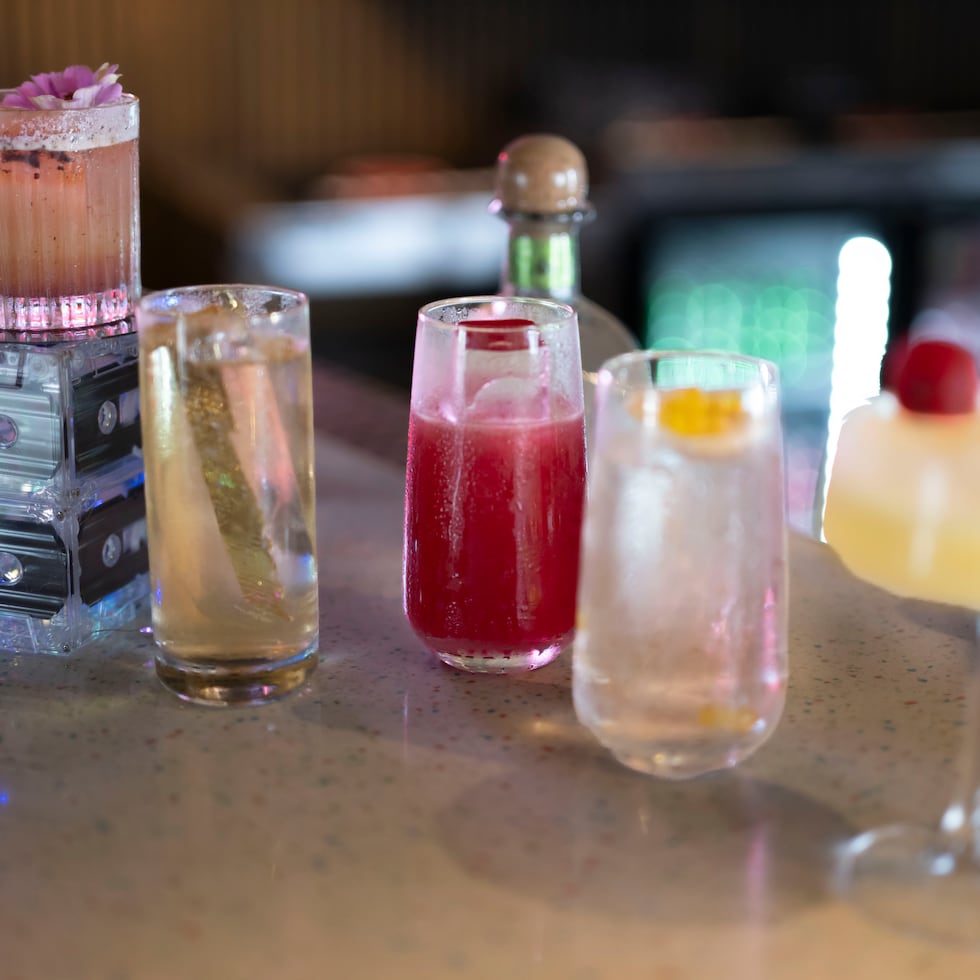 Elaboración de cócteles inspirados en el Mundial de Fútbol 2026 con el bartender Kenny Méndez.