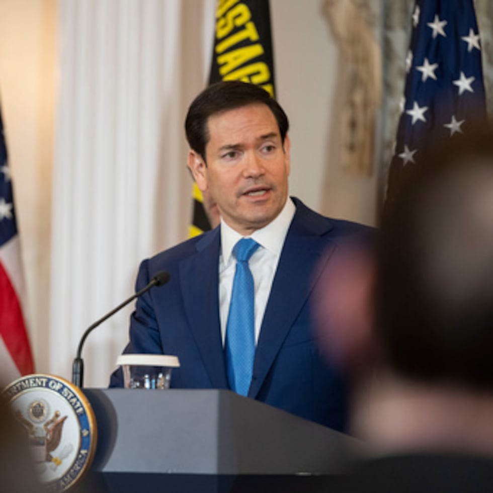 En las divisiones del Departamento de Estado que normalmente se ocupaban de la respuesta a Irán, numerosos diplomáticos veteranos con décadas de experiencia colectiva fueron despedidos, jubilados o reasignados, sustituidos por funcionarios más jóvenes o por cargos políticos.