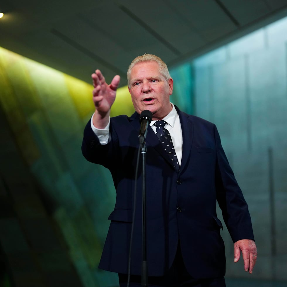 El primer ministro de Ontario, Doug Ford, declaró tras hablar con el primer ministro Mark Carney que decidió pausar la campaña publicitaria a partir del lunes para que se reanuden las negociaciones comerciales.